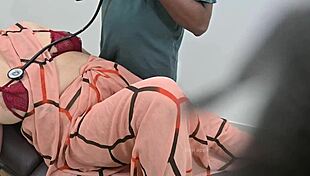 इंडियन डॉक्टर औरत पेशेंट की जाँच करता है