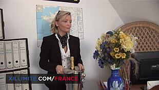 Threesome at the office with a cougar in stockings?