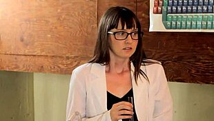 Annabelle lee and thelma sleaze finger and lick pussies after workout