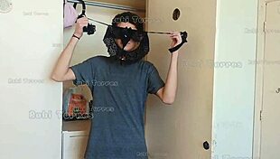 Peguei o safado do meu meio irm�o cheirando minha calcinha no guarda roupa e o castiguei dando a buceta pra ele