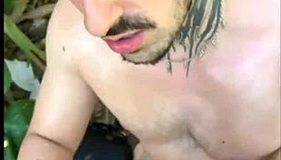 comi um desconhecido que estava batendo uma na trilha - free