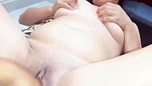 Me dió con todo metiendo sus dedos dentro de mi pequeña vagina y derramando mi leche y mi panocha quedó bien mojada