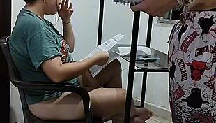 ayudo a mi hermanastra con la tarea a cambio de que me deje follar su coño