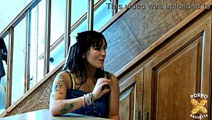 Tutty brune sublime se r�gale avec cette bite