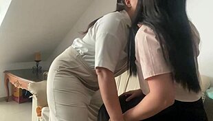 सोफे पर स्ट्रैपऑन डिल्डो से जोरदार चुदाई 😈