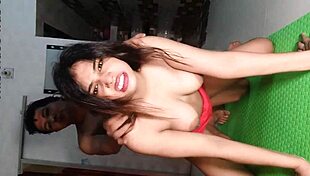 बताओ, ये सेक्सी बड़ी गांड वाली मिल्फ अपने लकी दोस्त के नैचुरल लंड से चुदाई का मजा ले रही?