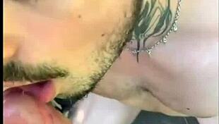 comi um desconhecido que estava batendo uma na trilha - free