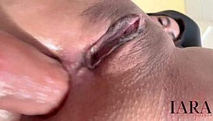 Putinha adora gozar com a pica no cu durante anal fingering.