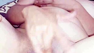 Me dió con todo metiendo sus dedos dentro de mi pequeña vagina y derramando mi leche y mi panocha quedó bien mojada