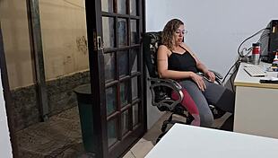 oh damn fingering my cameltoe on desk while neighbors watch me cum 😩💦🔥