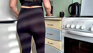 सौतेला बेटा क्या प्रेग्नेंट सौतेली माँ को किचन काउंटर झुकाकर क्रिम्पाई दी?