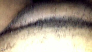 लेस्बियन स्टड मूरडैडी का मोटा काला लंड पकड़ गीली चूत चुदवाकर झड़ती है