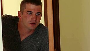 सौतेला बेटा हॉट ब्लोंड सौतेली मां केटी मॉर्गन चोदता है