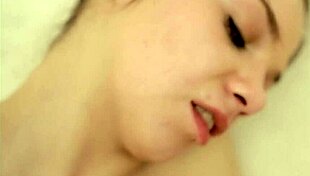 Sweety loreen takes relaxing bath