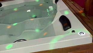 Bastidores com a pretinha ninfeta de tanto tes�o ela deu at� o cuzinho ela quis gozar com o pau no cuzinho pela primeira vez completinho no red