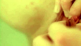 Sweety loreen takes relaxing bath