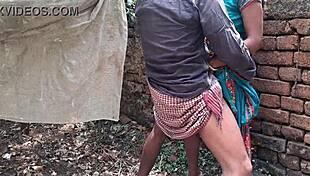 देसी बीवी पड़ोसियों को छेड़ आउटडोर हार्डकोर पेलिंग