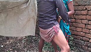 देसी बीवी पड़ोसियों को छेड़ आउटडोर हार्डकोर पेलिंग