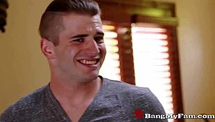 सौतेला बेटा हॉट ब्लोंड सौतेली मां केटी मॉर्गन चोदता है