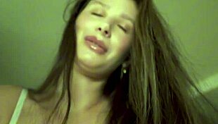 स्टेपमॉम की टांगों के बीच चुदाई की