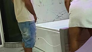 Te quiero en el jacuzzi recepcionista, métemela ya