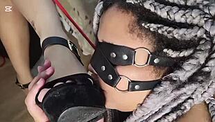 bbw submissa lambendo pezinhos amiga apanhando rabo vermelhinho