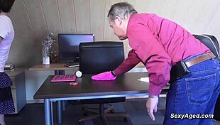 भारी चूचियों वाली यूक्रेनियन जवां लड़की बूढ़े के लंड पर डॉगी चुदाई