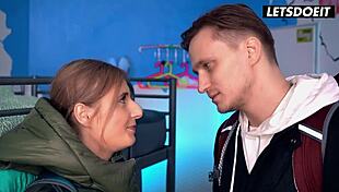 एरिया लोगन रूममेट को सिडक्टिव बेडरूम टीज से लुभाती प्ले के लिए