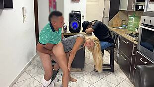 le presto mi novia a mi amigo pa que bailara pero el le froto la polla con reggaeton