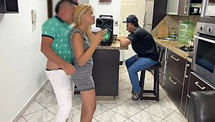 le presto mi novia a mi amigo pa que bailara pero el le froto la polla con reggaeton