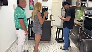 le presto mi novia a mi amigo pa que bailara pero el le froto la polla con reggaeton