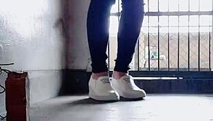 【伪娘婷婷】 midday slutty crossdresser heads out in lingerie, pees outdoors then strokes off