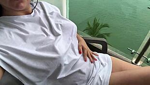 शरारती सौतेली बेटी बीच पर बड़े नेचुरल चुचे चूत रगड़ असली झड़ने को