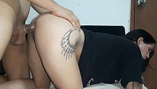 me follo a mi hermanastra colombiana en cuatro llenandola de leche en video casero