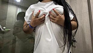 शरारती सौतेली बेटी बीच पर बड़े नेचुरल चुचे चूत रगड़ असली झड़ने को