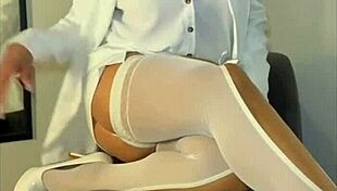 Madura latina usa curvas para aspirar a política con trasero y tetas