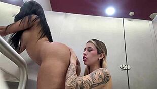 mi mejor amiga me come el culo rico en pleno centro comercial outdoors?