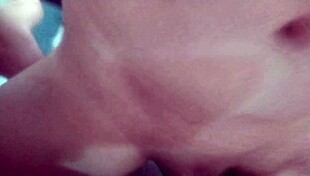 हॉट मैच्योर मिल्फ कपड़े फाड़कर युवा स्टड की वर्जिनिटी चूत में क्रिम्पाई लेती है