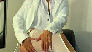 Madura latina usa curvas para aspirar a política con trasero y tetas