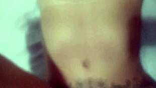 हॉट मैच्योर मिल्फ कपड़े फाड़कर युवा स्टड की वर्जिनिटी चूत में क्रिम्पाई लेती है