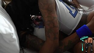 लोला बनी लेस्बियन सौतेली बहनें पेटाइट काली चूत चाटती