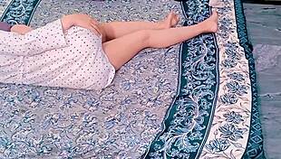 गर्लफ्रेंड घर लाए पहली बार क्यूट बेडरूम चुदाई डैडी वाइब्स!