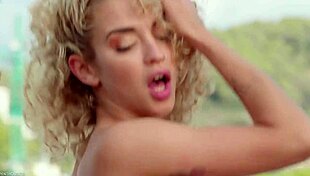 एक्सोटिक गीशाकाइड बीबीसी चूसती फिर गहरी डॉगी में पीटती है