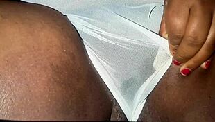 Crente safada mostra buceta grande gozando na calcinha transparente!