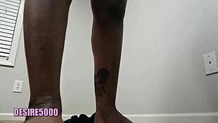 Twerking housewife shakes huge ebony ass with seductive passion