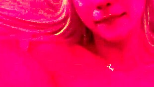 un desconocido me ve masturbándome y me da su polla gruesa para follar