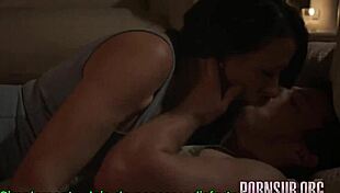 hace mucho calor, mi milf latina petite me seduce con sus tetas naturales y me hace un creampie