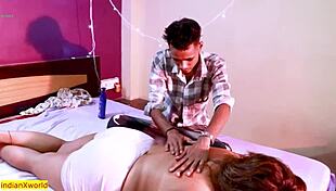 मासूम लड़की दोस्त के साथ इंटेंस सेक्स सेशन के लिए झुक गई