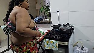 चब्बी स्टेपमॉम बड़े चूचों वाली पार्टी से चुपके स्टेपसन किचन पाउंडिंग 🍑💦