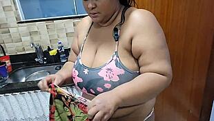 चब्बी स्टेपमॉम बड़े चूचों वाली पार्टी से चुपके स्टेपसन किचन पाउंडिंग 🍑💦